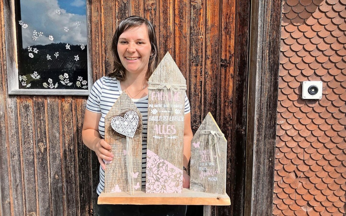 Anita Altherr präsentiert ihre Häuserzeilen, die sie aus alten Lattenzäunen gestaltet hat.