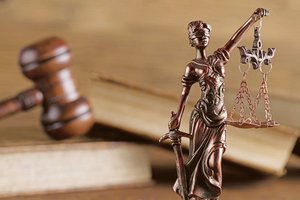 Wo kein Richter, da kein Kläger. Aber was, wenn es doch einen Kläger gibt? Dass eine Bauernfamilie trotz Covid-19-Erkrankung ihre Tiere versorgte, könnte eine Busse zur Folge haben. (Bild Shutterstock)