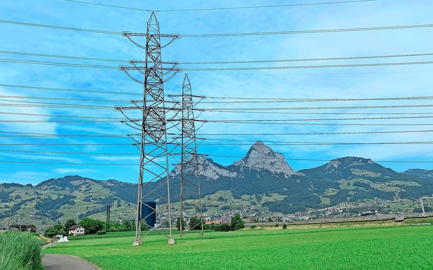 Strom wird in der Innerschweiz nächstes Jahr teurer. Das wird auch mit den höheren Kosten für die Ausgleichsenergie und der aufwendigeren Verteilung wegen des vielen PV-Stroms begründet. 