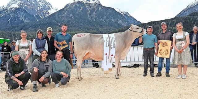 Gleich zwei Titel holte sich Brice Belinda – nämlich den Missen-Titel und den Schöneuter-Sieg. Entsprechend war die Freude bei der Familie Noggler aus Sent gross.