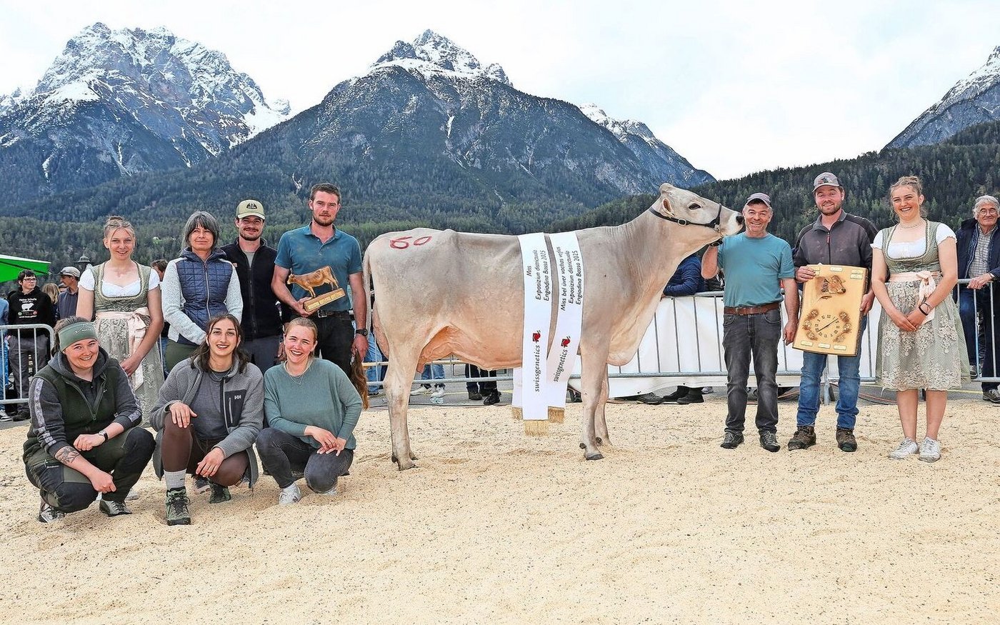 Gleich zwei Titel holte sich Brice Belinda – nämlich den Missen-Titel und den Schöneuter-Sieg. Entsprechend war die Freude bei der Familie Noggler aus Sent gross.