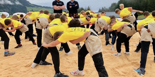 Matthias Glarner (l.) und Kilian Wenger trainieren im Königs-Camp junge Schwinger. (Bilder Esther Thalmann)