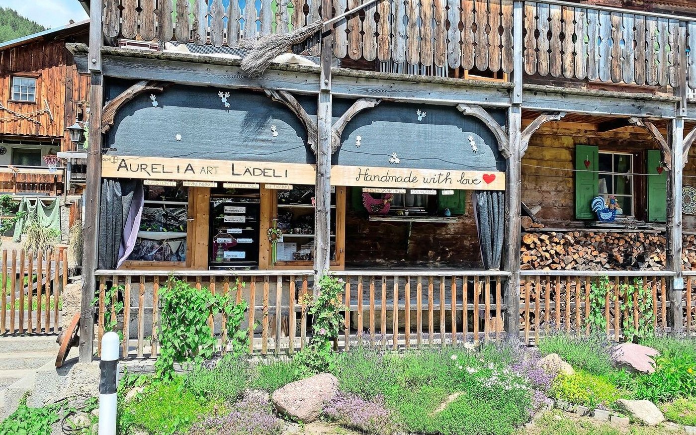 Der Hofladen im alten Walser-Haus befindet sich direkt an der Strasse. Hier verkauft Aurelia Patigler-Däscher haltbares Gebäck wie hausgemachte Nusstörtchen sowie ihre künstlerischen Produkte.  