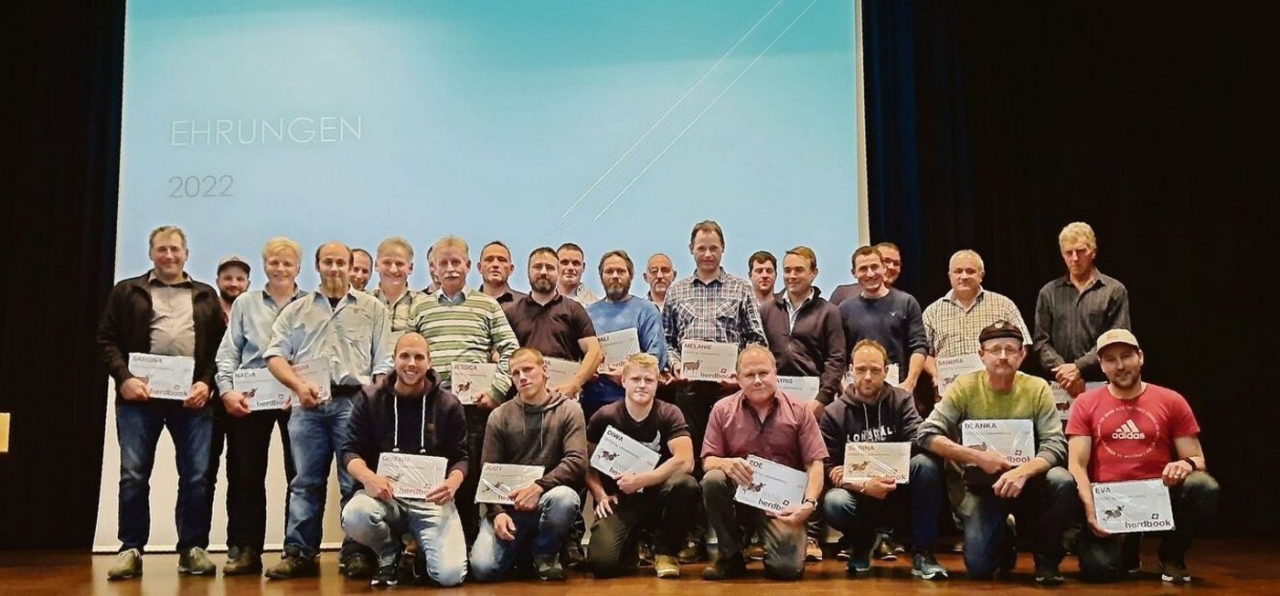 Diese Mitglieder von Swissherdbook Luzern wurden an der Delegiertenversammlung in Wolhusen für 100 000er-Kühe geehrt.