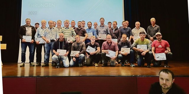 Diese Mitglieder von Swissherdbook Luzern wurden an der Delegiertenversammlung in Wolhusen für 100 000er-Kühe geehrt.