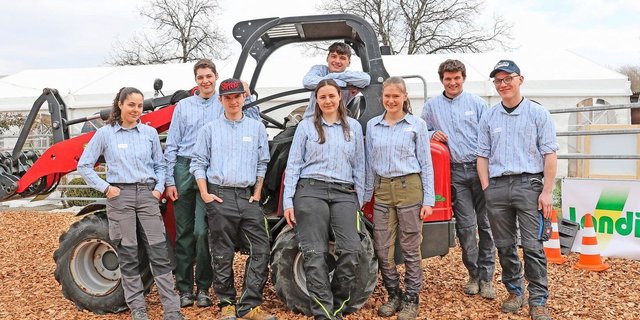 Die Jahrgangsbesten kämpften an der Berufsmeisterschaft um den Titel (v. l.): Annina Hartmann (2.), Marc Simmen, Seraphin Müller (1.), Max Basler (hinten), Jasmin Bottlang (3.), Josephine Spain, Silas Renold, Sandro Giger.