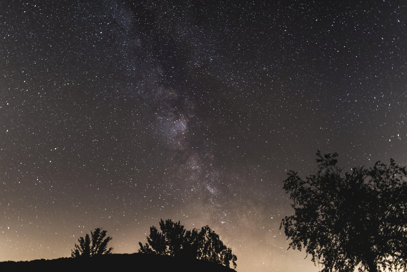 Beim nächtlichen Blick von der Staffelegg über die erste Jurakette ist die Lichtglocke über dem Aargauer Mittelland nicht zu übersehen. (Bild Stephan Isler/WaldSchweiz)