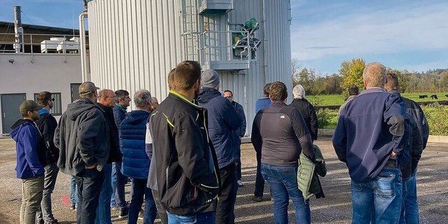 Die Mitglieder von Ökostrom Schweiz besichtigen die Biogasanlage im Murimoos.