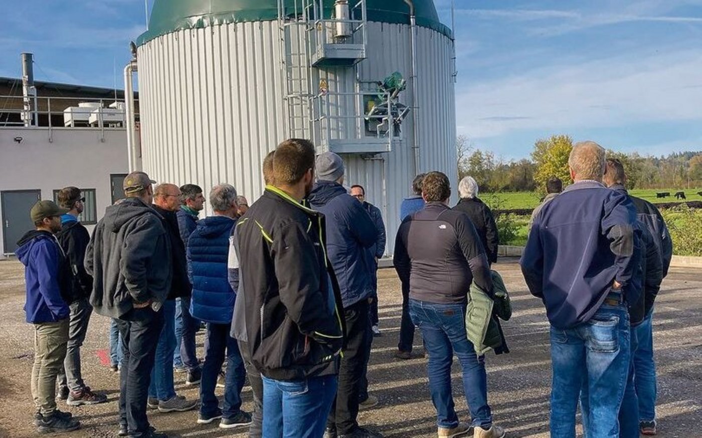 Die Mitglieder von Ökostrom Schweiz besichtigen die Biogasanlage im Murimoos.
