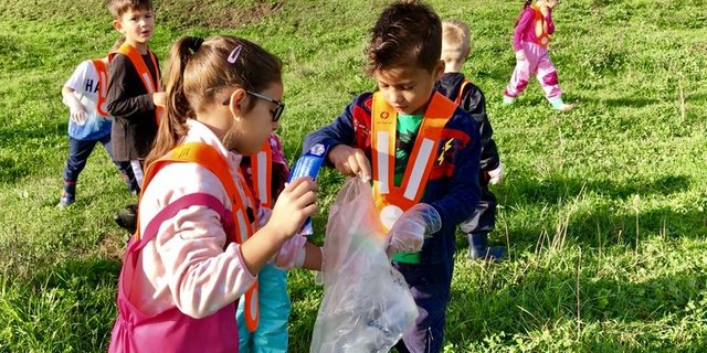 Klein, aber fleissig: Die Kindergartenkinder räumen eine Weide von Abfall frei. (Bild Zürcher Bauernverband)