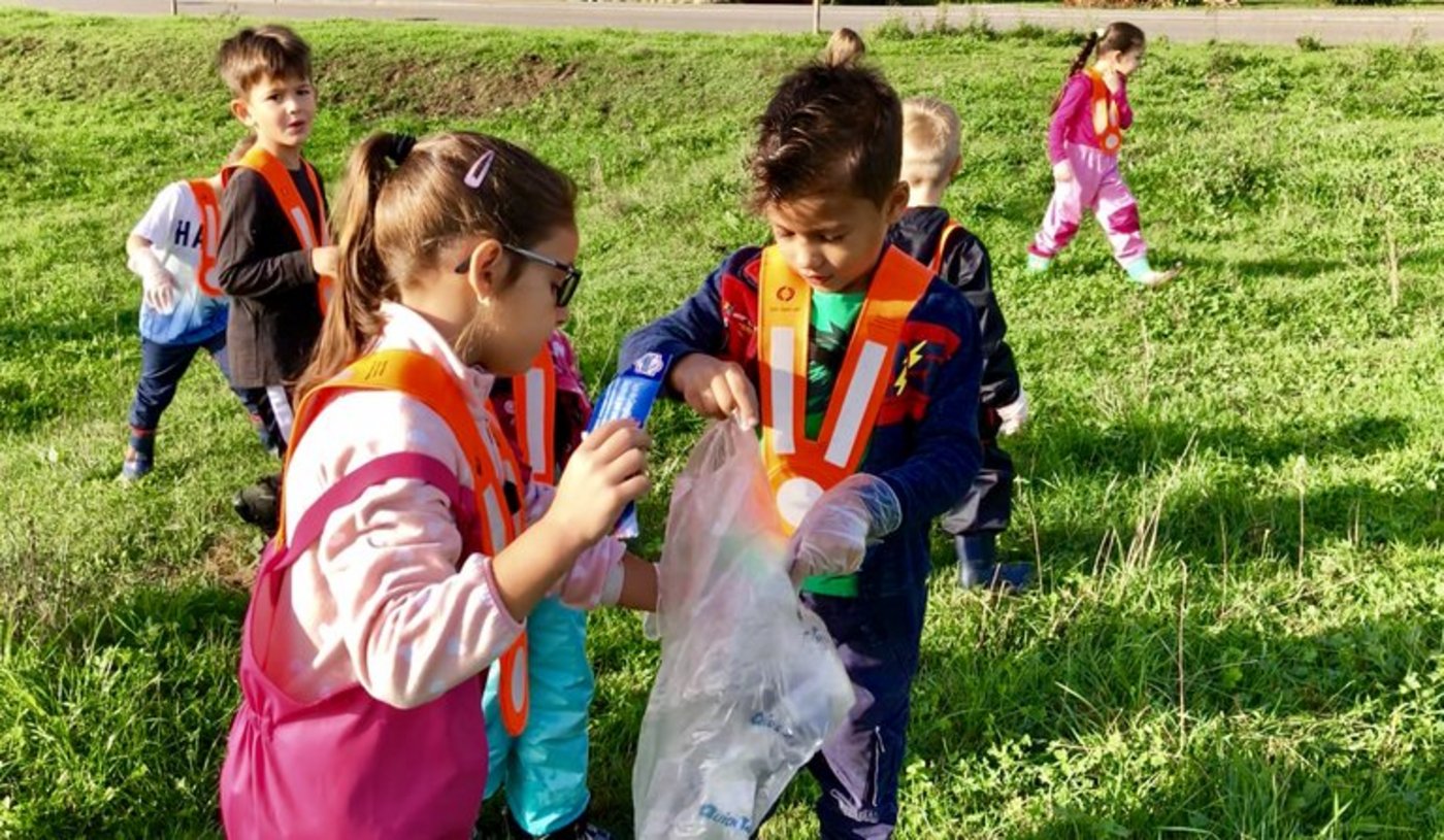 Klein, aber fleissig: Die Kindergartenkinder räumen eine Weide von Abfall frei. (Bild Zürcher Bauernverband)