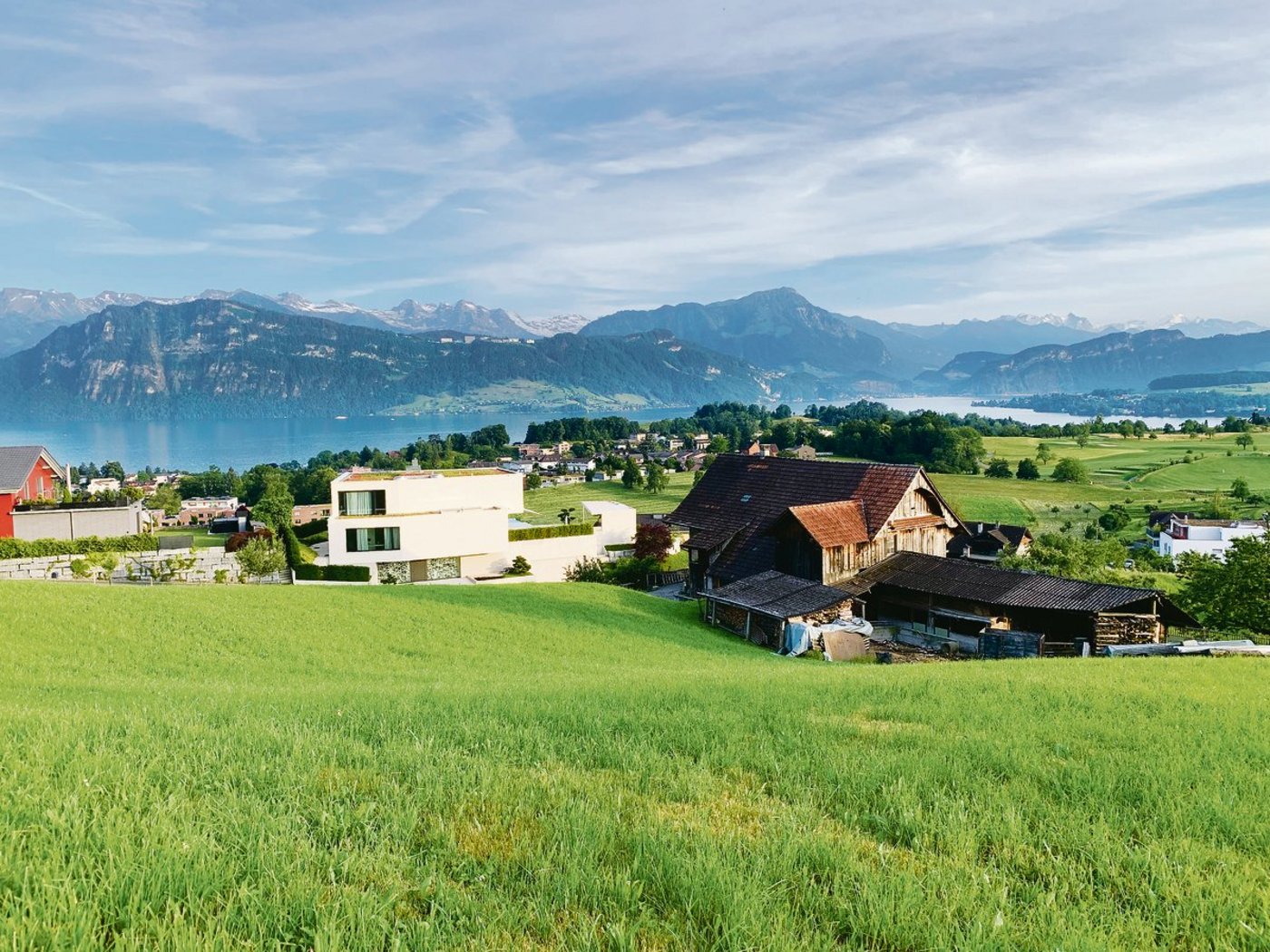 Zu nahe am Siedlungsgebiet: Eine der Scheunen des Bauernhofes Hofer in Meggen, worin seit einigen Jahren Zuchtschweine mit Auslauf gehalten werden. (Bild Josef Scherer)