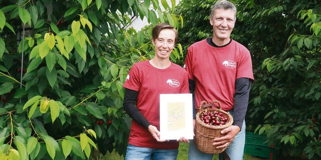 Die Gewinner des Qualitätswettbewerbs, Fränzi und Urs Baur, präsentierten mehrere Jahre in Folge eine tadellose Kirschenanlage.  (Bild Ruth Aerni)