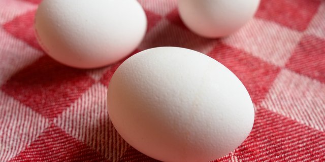 Trotz entsprechender Aktionsangebote bevorzugen Schweizer Konsumentinnen und Konsumenten inländische Ware nicht immer gegenüber billigeren Importeiern. (Bild Pixabay)