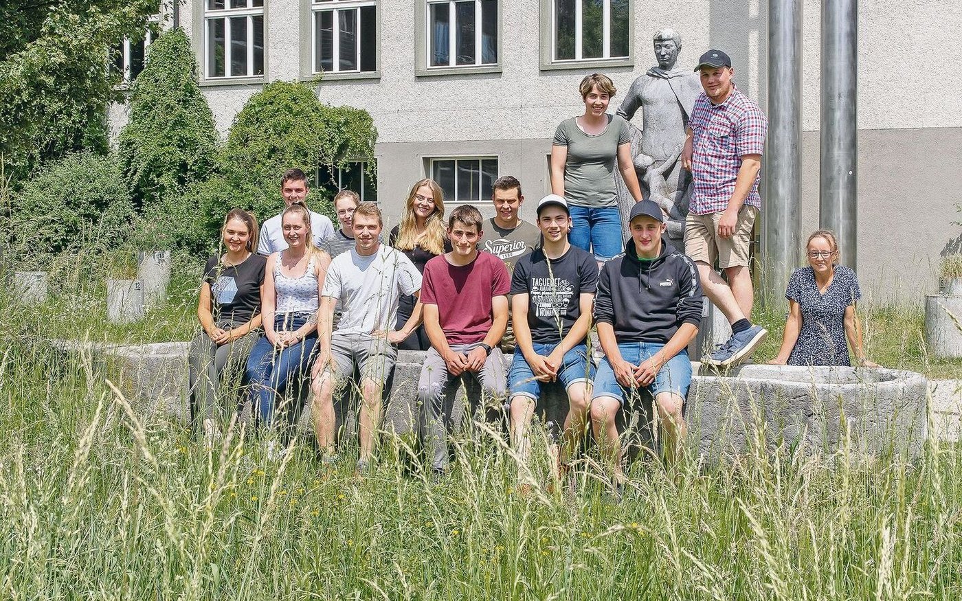 Die Landwirtinnen und Landwirte EFZ der bilinguen Klasse 3E posieren vor dem Brunnen. 