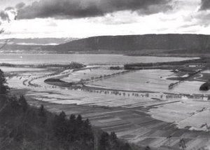 Eine "dritte Juragewässerkorrektion"? Das grosse Moos vor der Juragewässerkorrektionen. Im Hintergrund der Neuenburgersee. (Bild Wikimedia Commons)