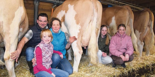 Im Stall Oesch stehen alles Kühe mit Code 60. Ihr Herz schlägt für die Reinzucht: Ueli und Therese Oesch mit den Kindern Flavia, Sarah und Aline.
