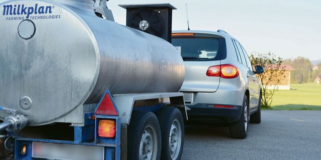 Mit Anhänger am Auto sind viele Bauern öfter unterwegs, beispielsweise in die Käserei. Das zulässige Gesamtgewicht sollte überprüft werden.  