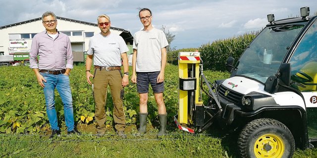 Wolfgang Abler, Joe Santo und Benjamin Seitz (v.l.) vermarkten die Schätze des Bodens in Form von CO2-Zertifikaten. (Bild sbu)