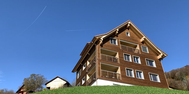 Ersatzneubau für ein altes Bauernhaus hoch über dem Zugersee an steiler Lage: Die drei Wohnungen sind fremdvermietet. Das Wohnhaus von Familie Hürlimann ist links im Bild, in der Mitte die Scheune.  (Bilder js)