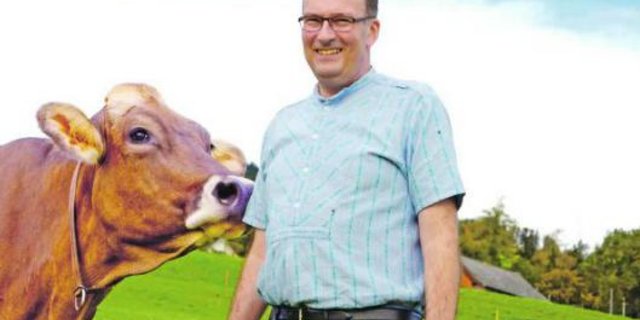Bio-Bauer Markus Ritter sagt, dass er sich mit Leidenschaft für die Zukunft der Schweizer Landwirtschaft einsetzt. Dabei kommen die eigenen Kühe manchmal etwas zu kurz. (Bild hja)