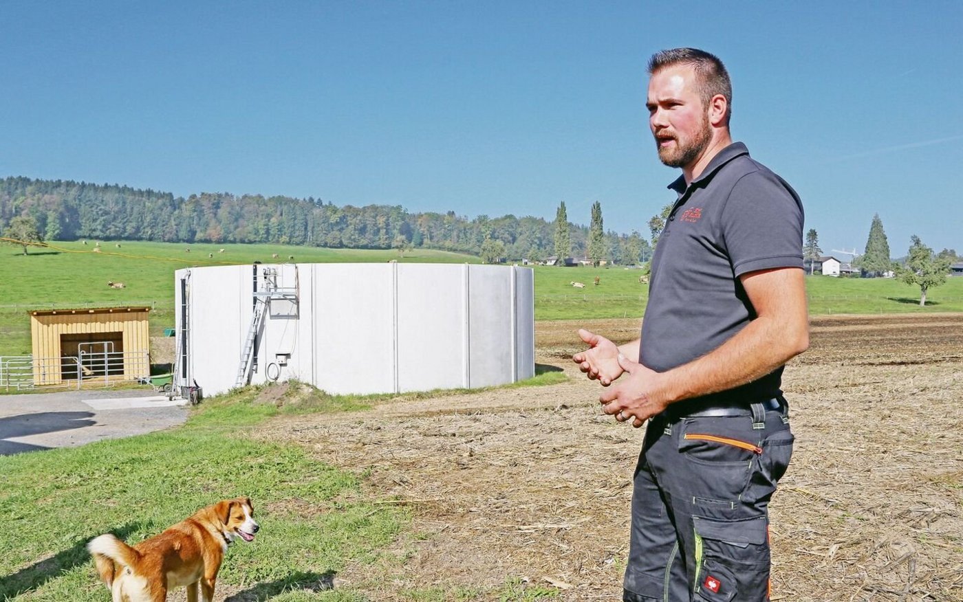 Das Endlager steht bereits, mit dem Bau der Biogasanlage wird Ende Monat begonnen. Marc Ruckli (im Bild) und sein Bruder Lukas setzen auf Stromerzeugung als Betriebszweig.