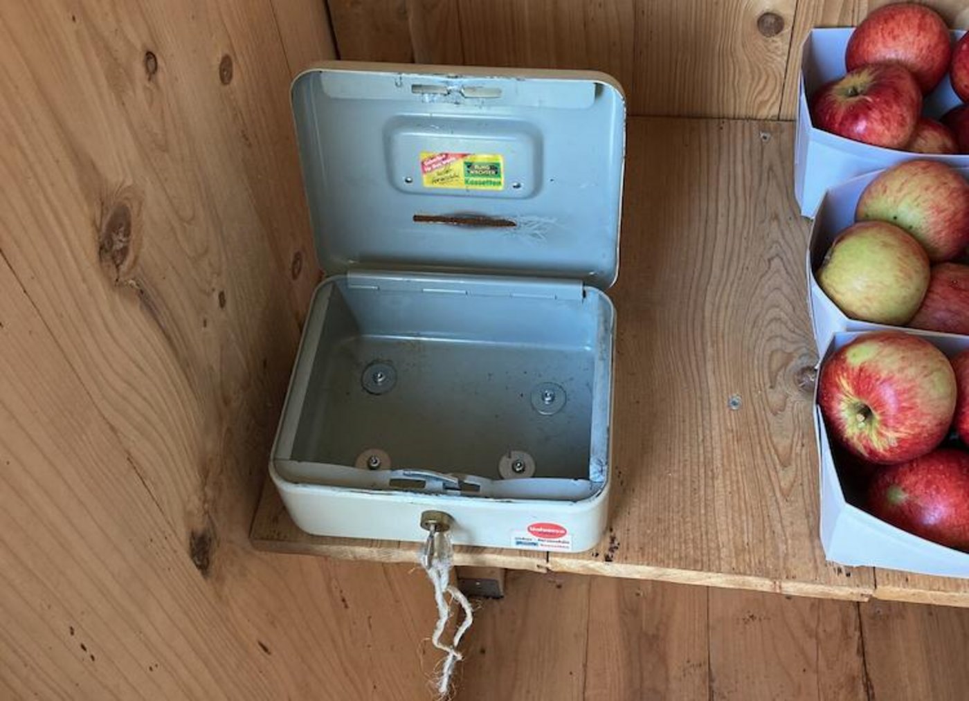 Leere Kassen und leere Regale hinterliess der notorische Hofladen-Dieb in der Ostschweiz. (Bild Kanton St. Gallen)