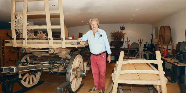 Martin Erni mit seinem grössten Ausstellungsobjekt, dem grossen hölzernen Pferdewagen.