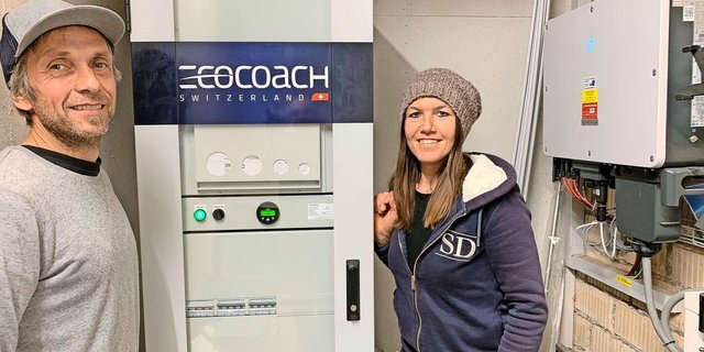 Bruno Stocker und Beatrice Koller vom Vogelhof in Neudorf haben schon letztes Jahr einen 65-kWh-Energiespeicher installiert, um mehr Solarstrom selber nutzen zu können. Der Speicher dient auch bei Stromausfall. 