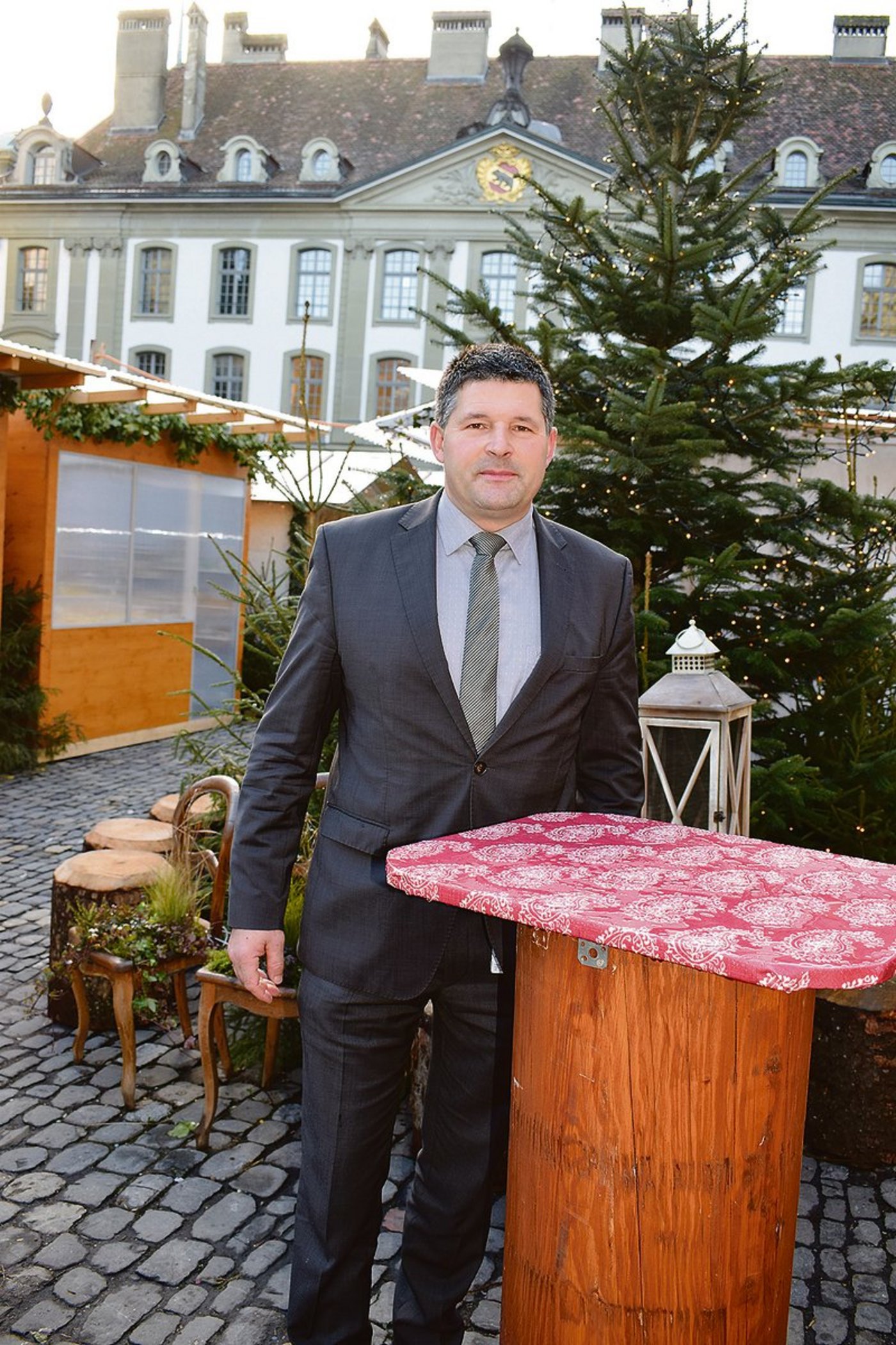 Hans Jörg Rüegsegger erklärt, warum zur nachhaltigen Bewirtschaftung eines Betriebes auch Auszeiten gehören und wie er die Jungen auf die Herausforderungen der Zukunft vorbereiten will. (Bild Daniela Joder)