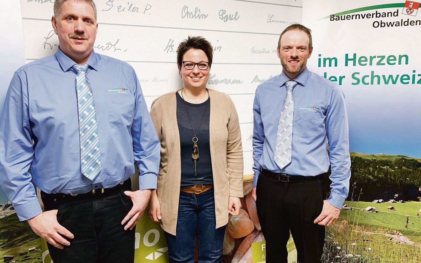 Präsident Peter Abächerli und Vorstandsmitglied Fabienne Wallimann mit dem abgetretenen Präsidenten Simon Niederberger (r.). 