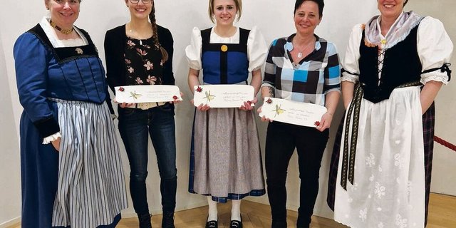 Die Co-Präsidentinnen ehrten die Bäuerinnen Tanja Waser, Tanja Kathriner und Franziska Bucher.