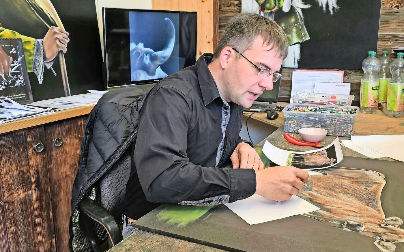 Rund 30 Stunden dauert es, bis Stefan Manser ein Bild wie diese Kuh gemalt hat. Seine Vorlage für solche realistischen Bilder ist in der Regel ein Foto vom Tier.