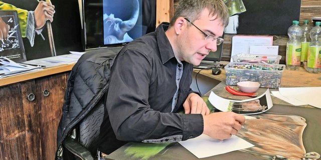 Rund 30 Stunden dauert es, bis Stefan Manser ein Bild wie diese Kuh gemalt hat. Seine Vorlage für solche realistischen Bilder ist in der Regel ein Foto vom Tier.