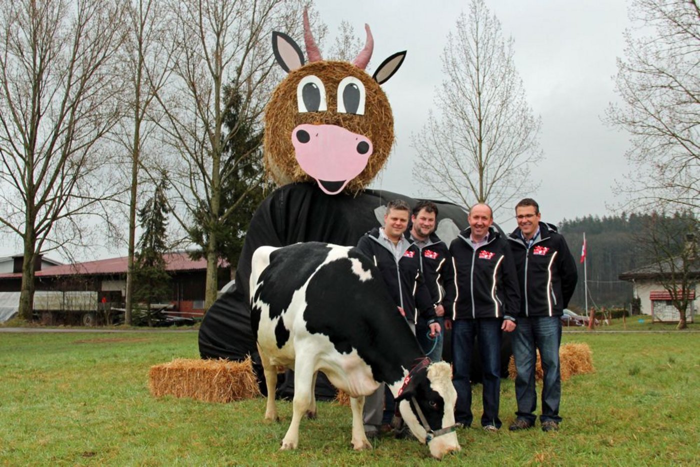 Sind voller Vorfreude auf die dritte Viehschau des Viehzuchtvereins Gäu (v. l. n. r.): David Berger mit Kuh Lissy, Beat von Felten, Paul Probst und Klemens Jäggi. (Bild Benildis Bentolila)