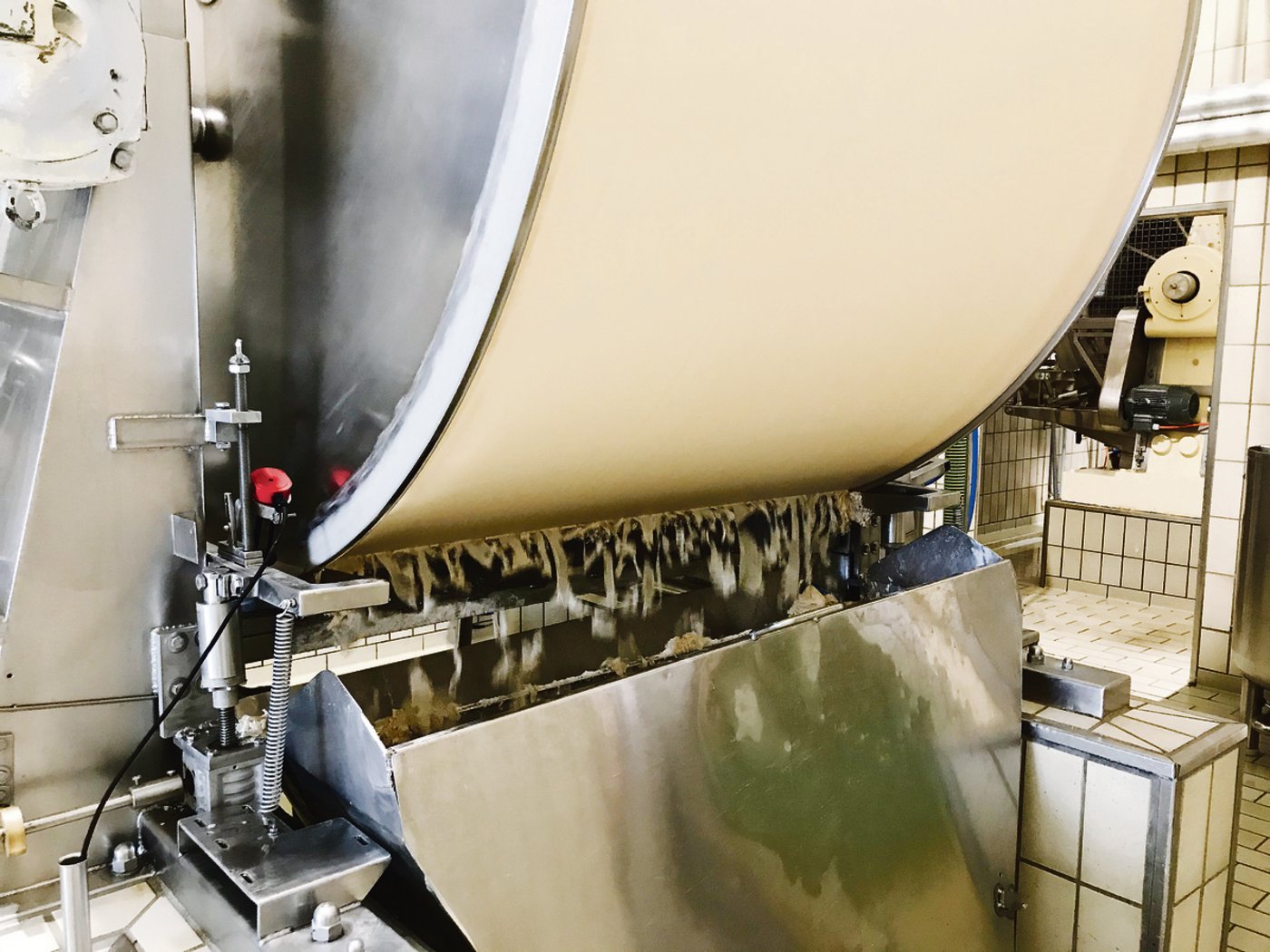 Nachdem ihr im Vakuumdrehfilter (links) Wasser entzogen wurde, bleibt reine Hefe übrig. Diese wird schliesslich in Blöcke von 500 Gramm oder Würfel von 42 Gramm geschnitten und verpackt.