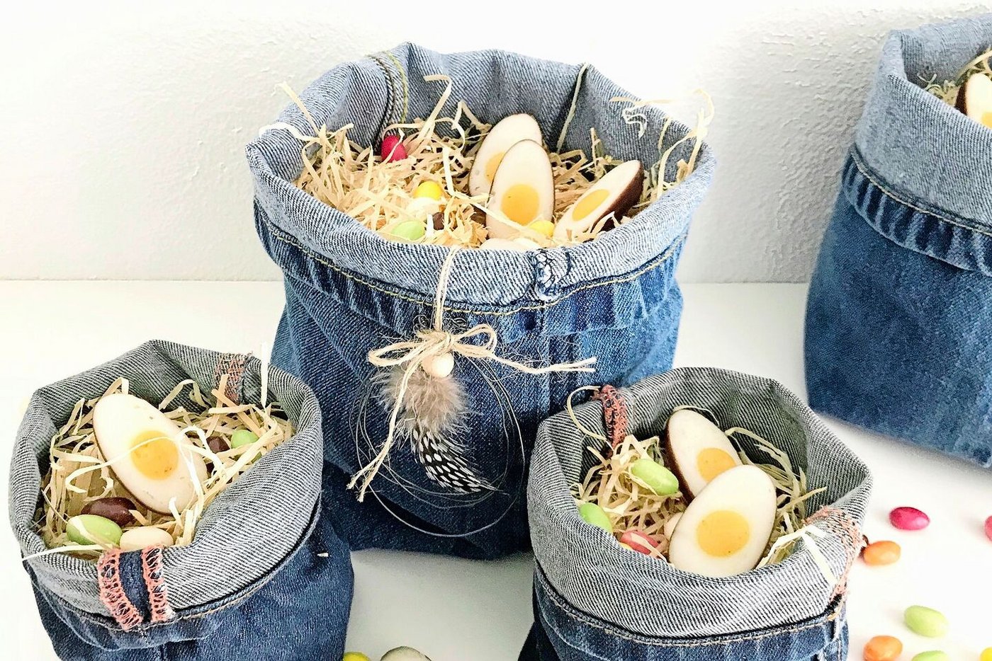 Osternester aus Jeans-Beinen.