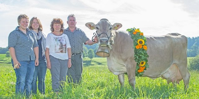 : Stolz präsentiert Stallchef Alfred von Ah zusammen mit seiner Familie die Ausnahme-Kuh Manus: v.l. Jeannette, Sereina, Emmi und Alfred von Ah. (Bild Braunvieh Schweiz)