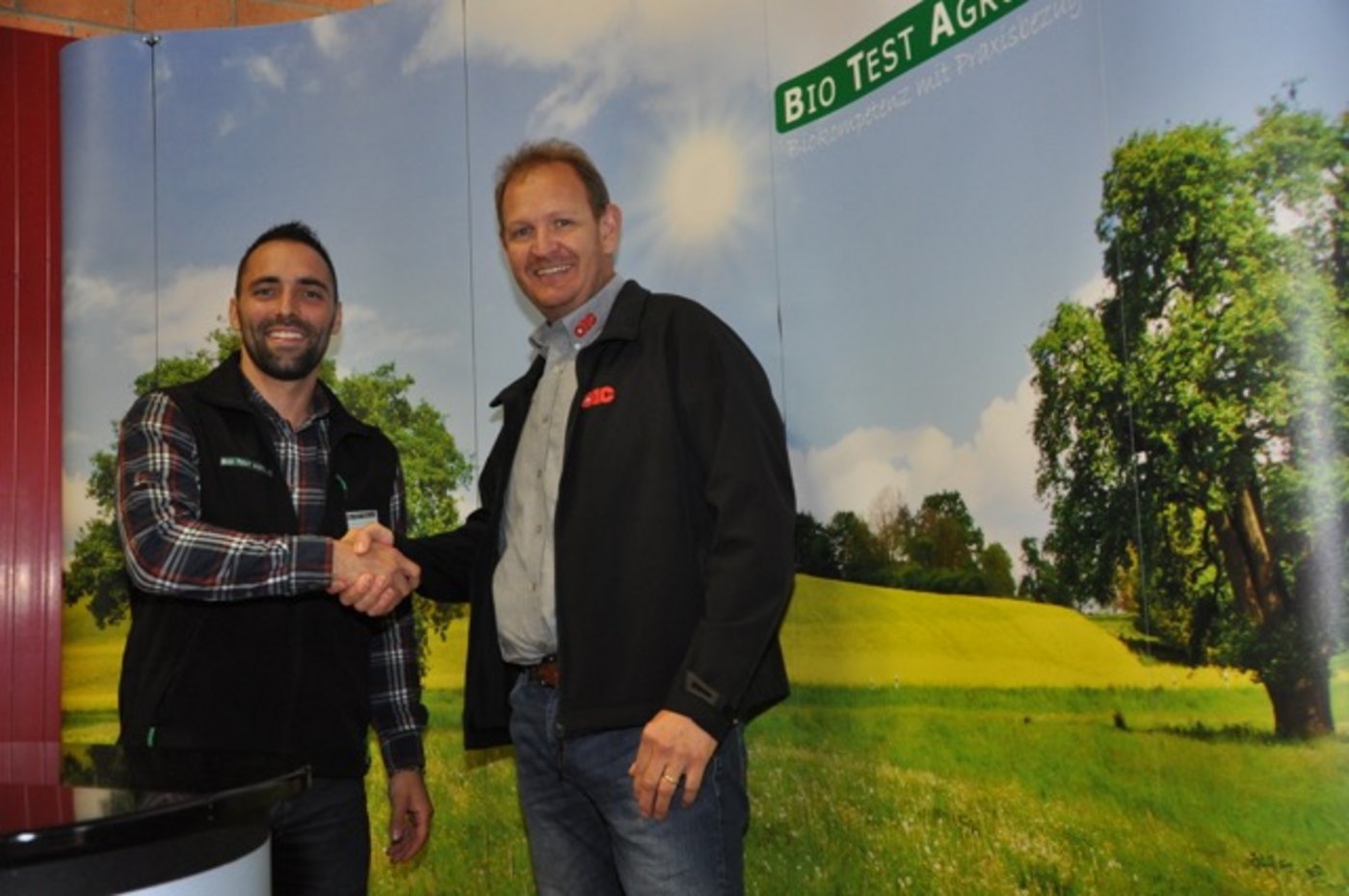 Thomas Waber von der Bio Test AG und Housi Glauser von der OIC freuen sich über die zukünftige Zusammenarbeit. (Bild zVg)