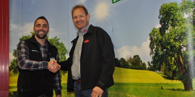 Thomas Waber von der Bio Test AG und Housi Glauser von der OIC freuen sich über die zukünftige Zusammenarbeit. (Bild zVg)