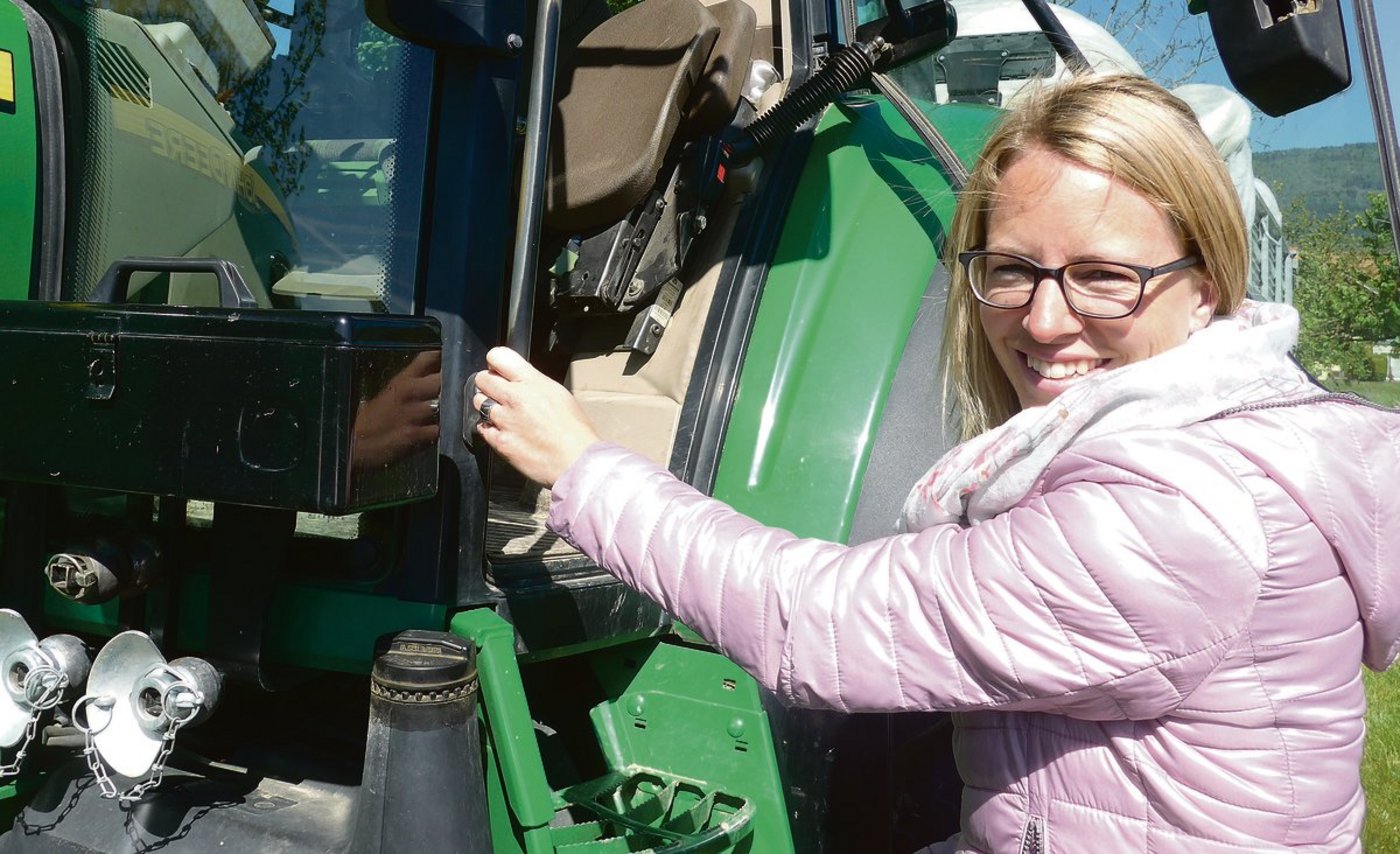 Christa van der Veer ist nicht täglich auf dem Betrieb,  springt aber regelmässig ein: Am liebsten ist sie auf dem Traktor mit Grubber oder Egge und guter Musik auf den Lautsprechern unterwegs. (Bilder akr)