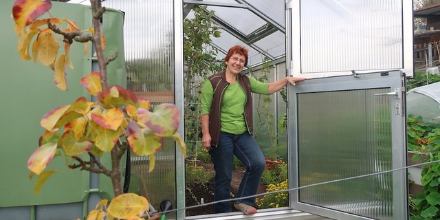 Eveline Dudda liebt es, im Garten zu pröbeln. Nun gibt sie ein Handbuch für noch eher unbekannte Gemüse heraus. (Bild Esther Thalmann)