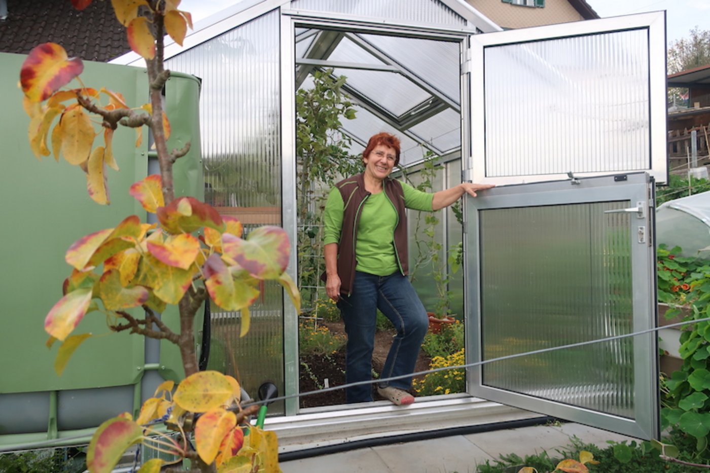 Eveline Dudda liebt es, im Garten zu pröbeln. Nun gibt sie ein Handbuch für noch eher unbekannte Gemüse heraus. (Bild Esther Thalmann)