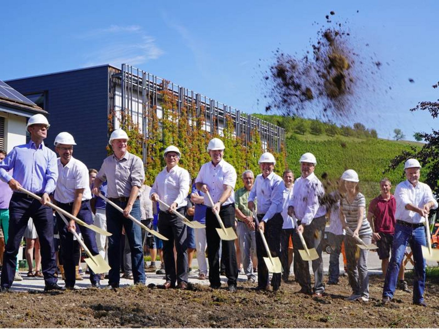(v.l.) Matthias Müller, Leiter der Abteilung Landwirtschaft Aargau, Urs Brändli, Präsident von Bio Suisse, Martin Ott, Präsident des FiBL-Stiftungsrats, Markus Schärer, Inhaber der Architekturfirma fsp, Daniel Suter, Gemeindeammann Frick, Urs Niggli, Direktor von FiBL Schweiz, Markus Dieth, Aargauer Regierungsrat, Claudia Friedl, Nationalrätin und Stv. Präsidentin des FiBL-Stiftungsrats, Peter Jossen, Präsident des bio.inspecta-Verwaltungsrats. (Bilder: FiBL, Thomas Alföldi)