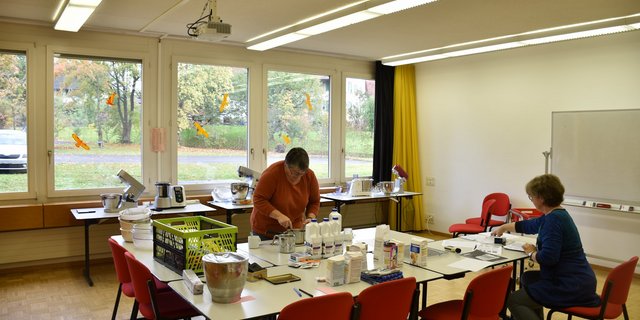 Marlis Ammann (links) und Simone Hunziker, Mitarbeiterinnen des Fachbereichs «Kompetenz Hauswirtschaft und Diversifizierung»  der Agridea, beim Testen der Küchenmaschinen. (Bilder Agridea)