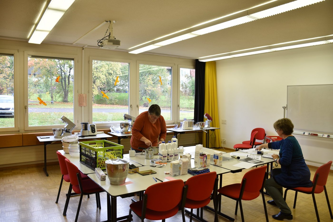 Marlis Ammann (links) und Simone Hunziker, Mitarbeiterinnen des Fachbereichs «Kompetenz Hauswirtschaft und Diversifizierung»  der Agridea, beim Testen der Küchenmaschinen. (Bilder Agridea)