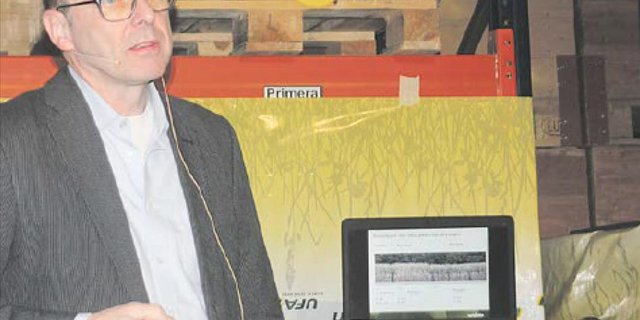 Friedbert Horstmann von Syngenta zeigte unter anderem auf, dass Maiskolben an grünen Pflanzen schneller abreifen. (Bild RoMü)