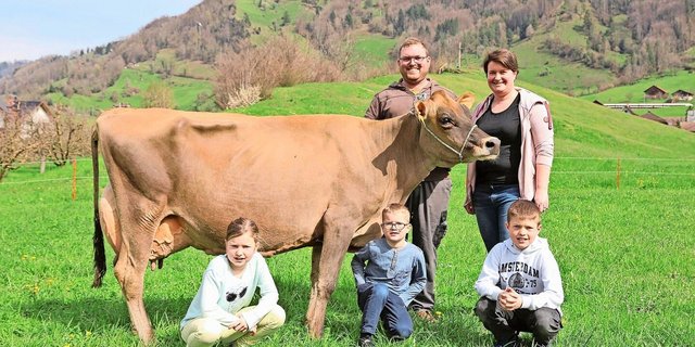 Werner und Margrit Kenel mit den Kindern Michaela (8), Pirmin (6) und Daniel (10) sowie der Casino-Tochter Carola (EX 94; HL 8823 kg Milch, 5,57 % Fett; 4,22 % Eiweiss, 18 Zellzahl).