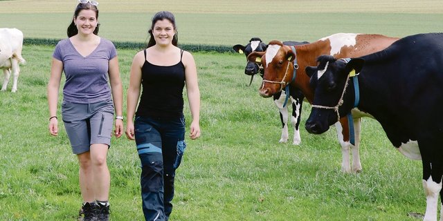 Bettina (l.) und Angela Belser, zwei von immer mehr Landwirtinnen EFZ. Ihre Zukunft ist noch nicht in Stein gemeisselt, aber der elterliche Betrieb bleibt sicher in der Familie. (Archivbild Ruth Aerni)