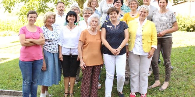 Die Tagungsteilnehmerinnen mit den beiden Referenten, Matthias Singer (hinten links) vom Schweizer Bauernverband, und Jürg Jordi vom Bundesamt für Landwirtschaft (hinten rechts). (Bild SBLV) 